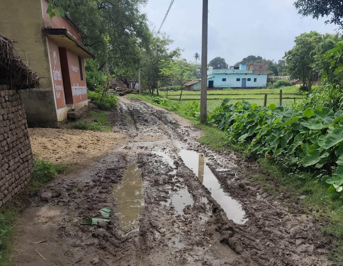 शिलान्यास के तीन साल बाद भी नहीं बनी सड़क, कीचड़ से होकर गुजर रहे ग्रामीण