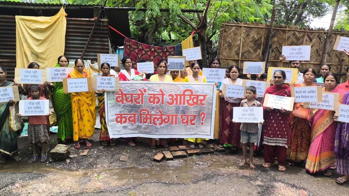भूमिहीन लोगों ने पक्का मकान के लिए निकाली रैली
