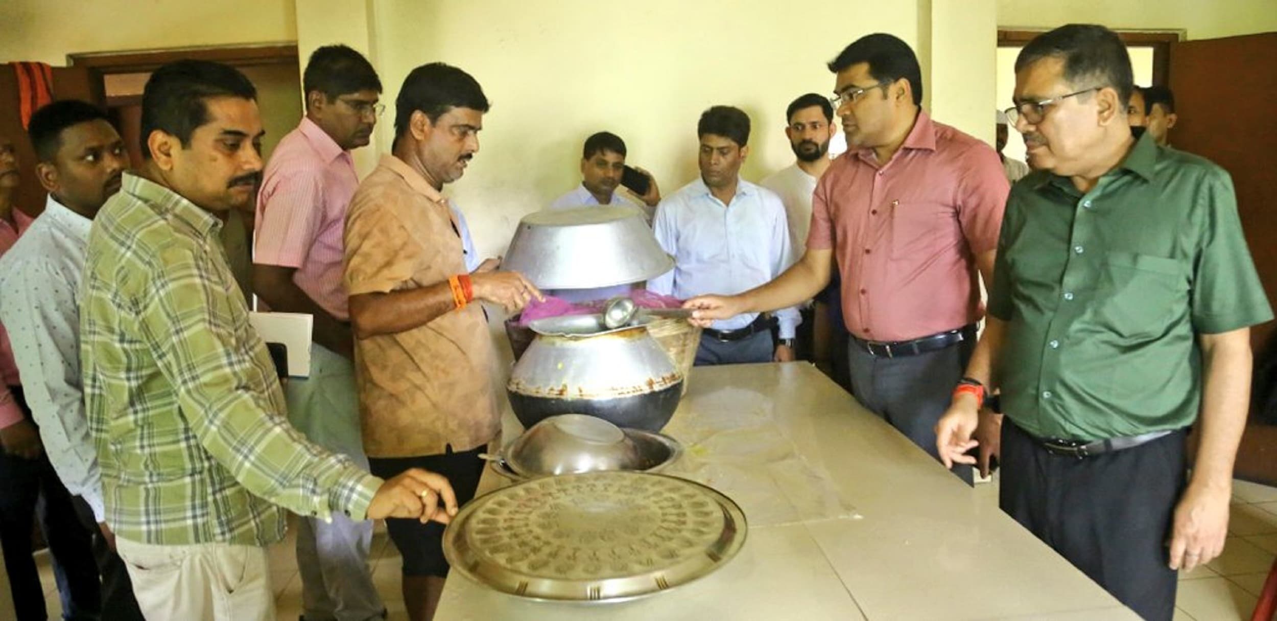 Bokaro News : छात्रों की मूलभूत जरूरत से नहीं करें समझौता : डीसी