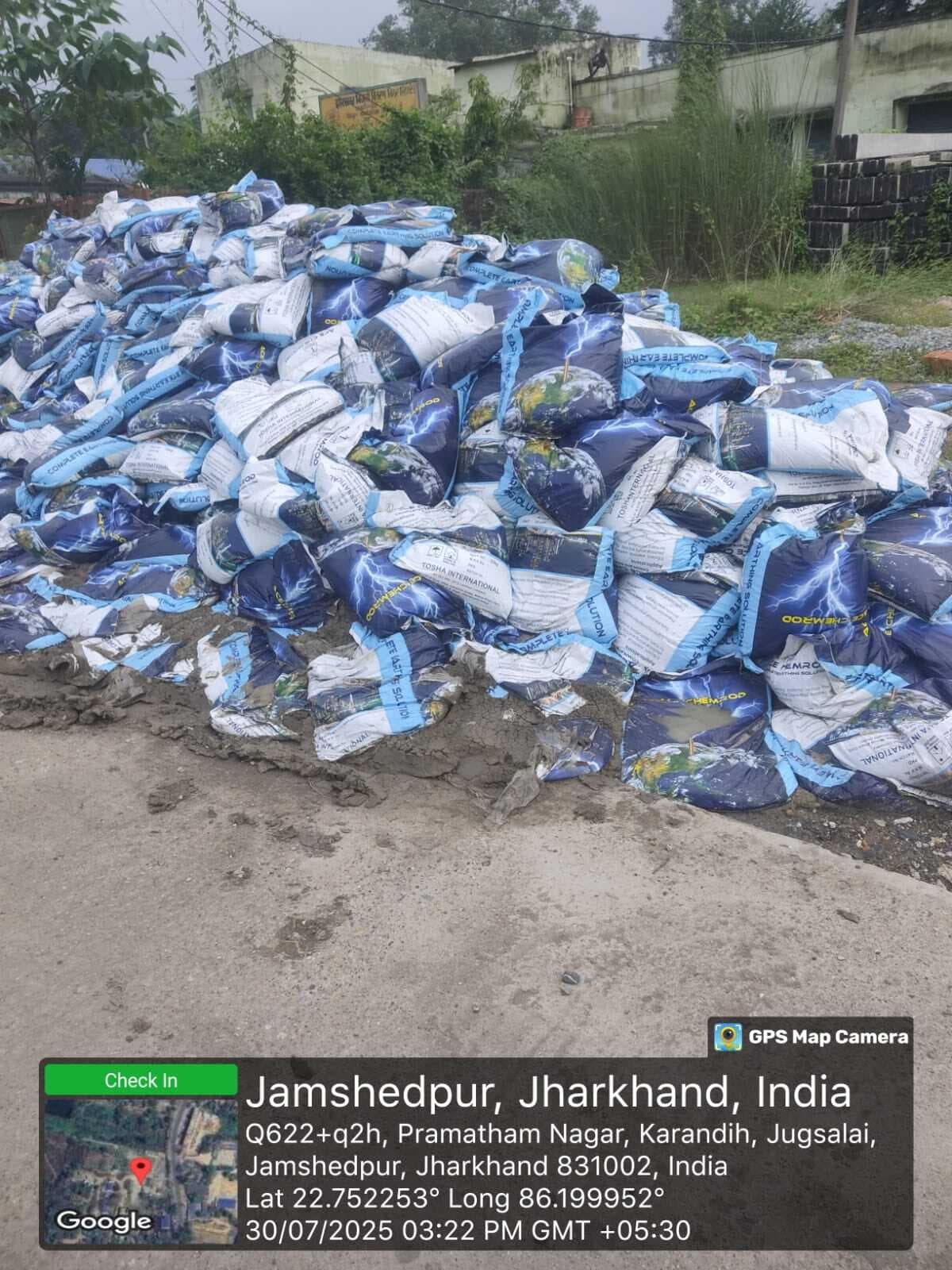 Jamshedpur News : लगातार बारिश से खुले में रखे अर्थिंग केमिकल खराब, अधीक्षण अभियंता ने एजेंसी को बताया जिम्मेदार