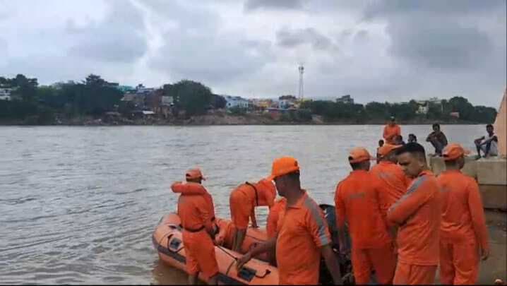 Jamshedpur News : सोनारी : तीसरे दिन एनडीआरएफ की टीम ने टेंपो चालक को तलाशा, नहीं चला पता