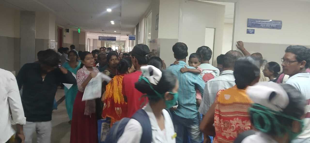 Jamshedpur News : एमजीएम के पैथोलॉजी विभाग में मरीजों की लगी लंबी लाइन, हंगामा