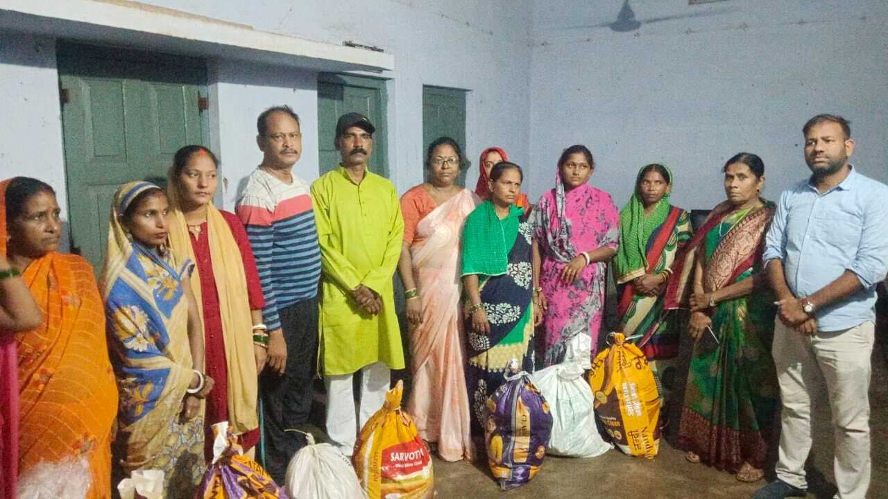 Jamshedpur News : बागबेड़ा में बाढ़ पीड़ितों के बीच खाद्य सामग्री का वितरण