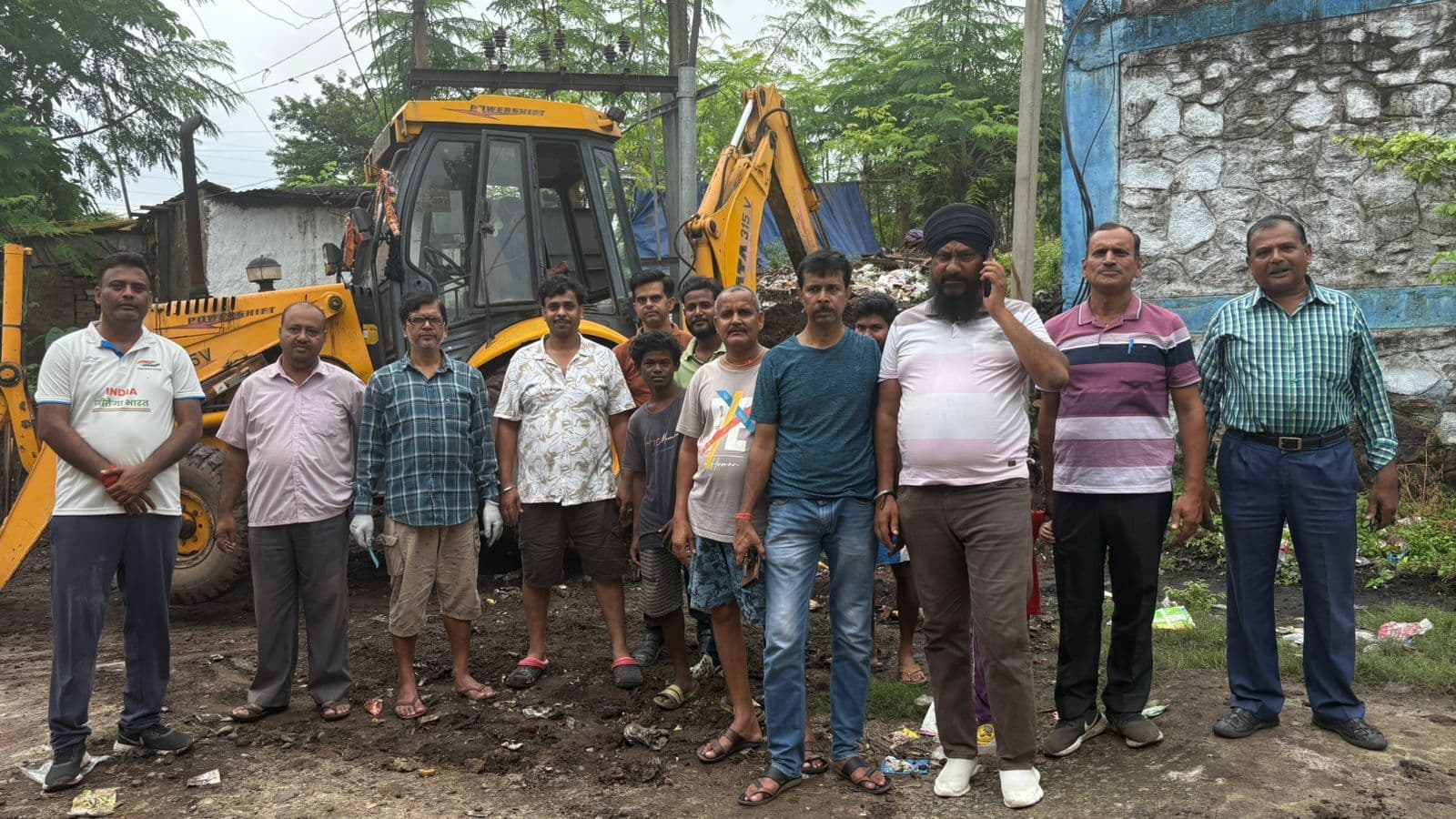 Jamshedpur News : गोविंदपुर में चलाया सफाई अभियान, डेंगू के प्रति किया जागरूक