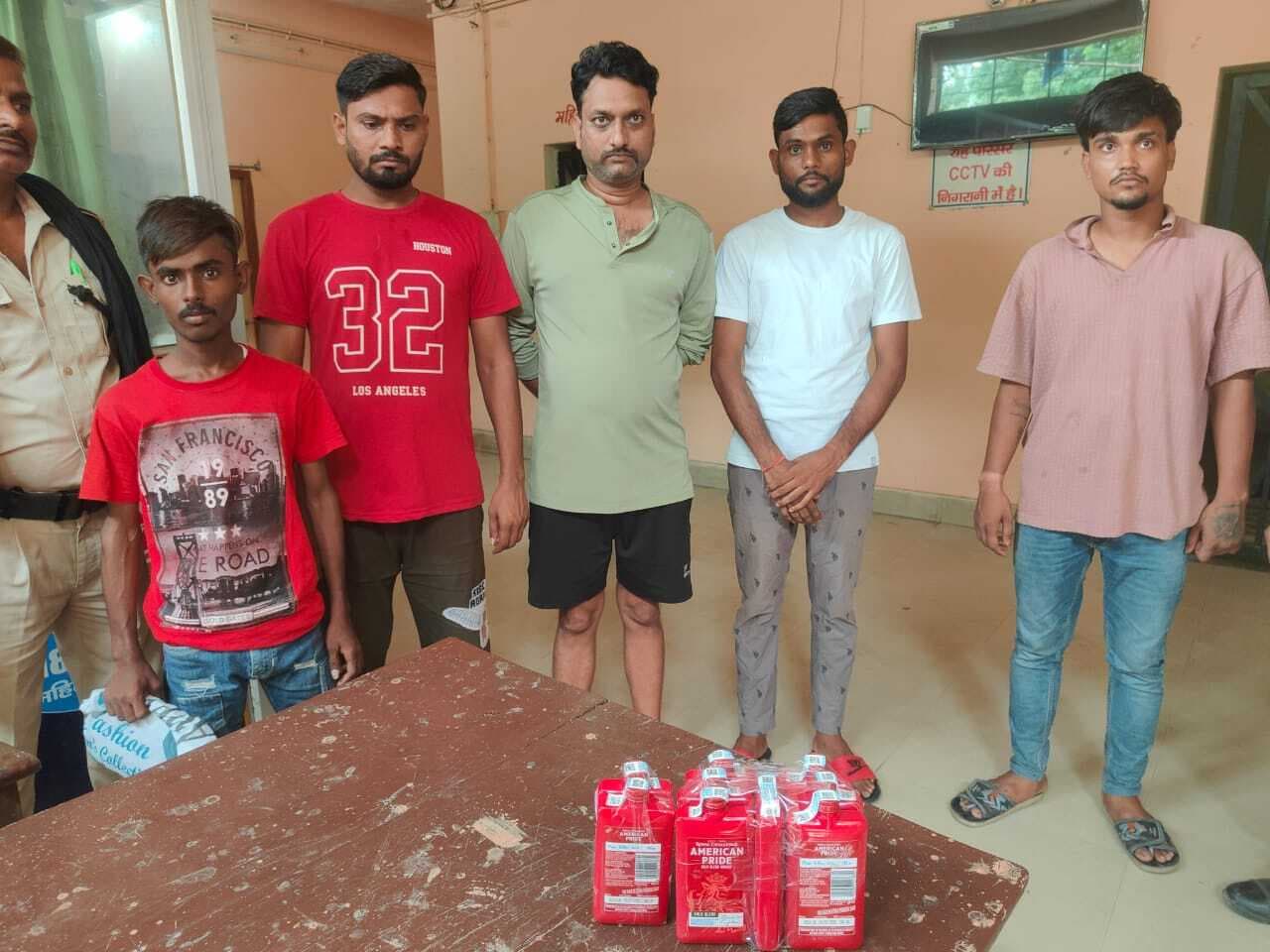 नौ बोतल शराब के साथ पांच धंधेबाज गिरफ्तार