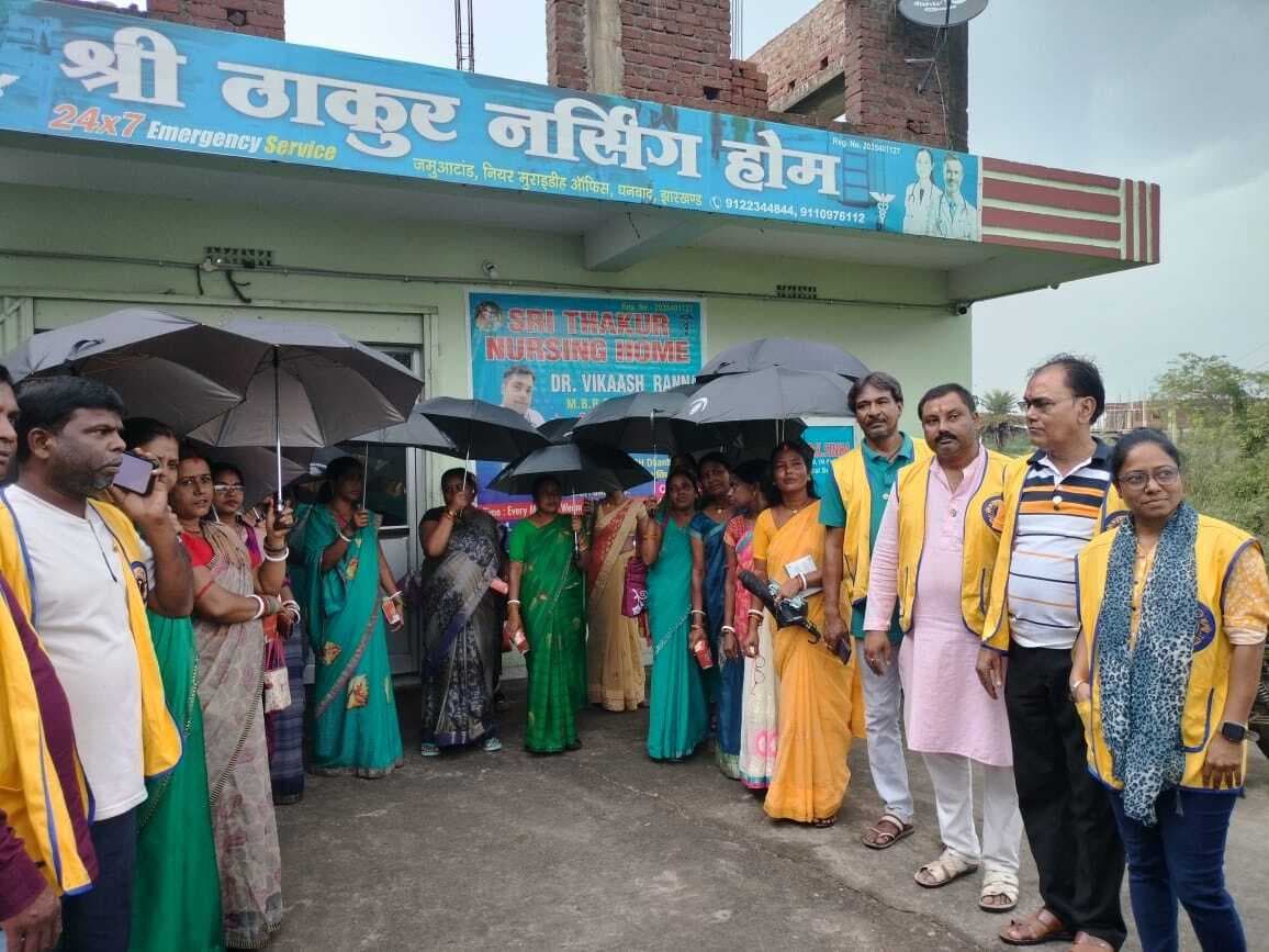 Dhanbad News : लायंस क्लब बाघमारा सेंटेनियल ने बांटे छाता