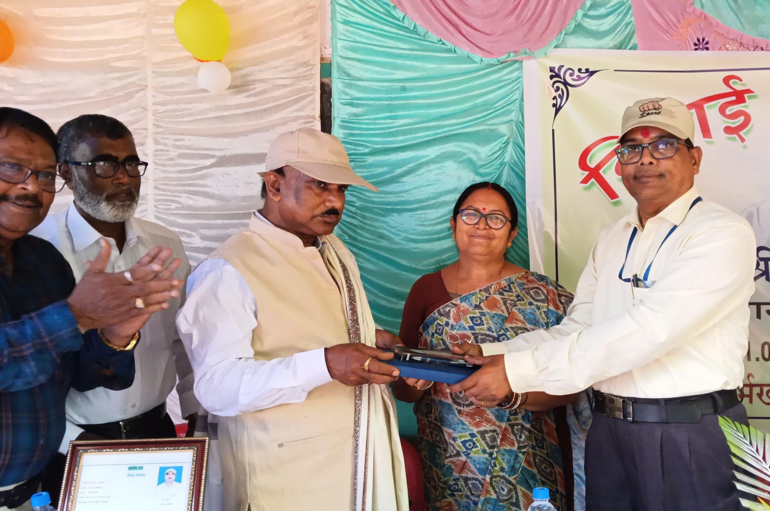 प्राथमिक विद्यालय के प्रधान शिक्षक को दी गयी विदाई