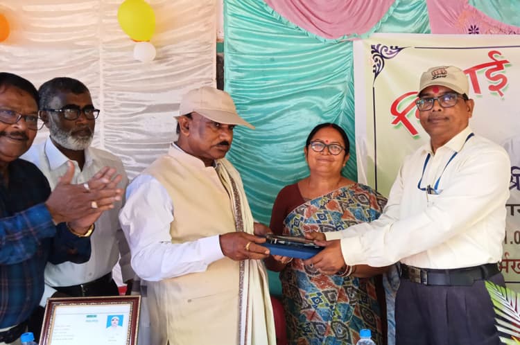 प्राथमिक विद्यालय के प्रधान शिक्षक को दी गयी विदाई