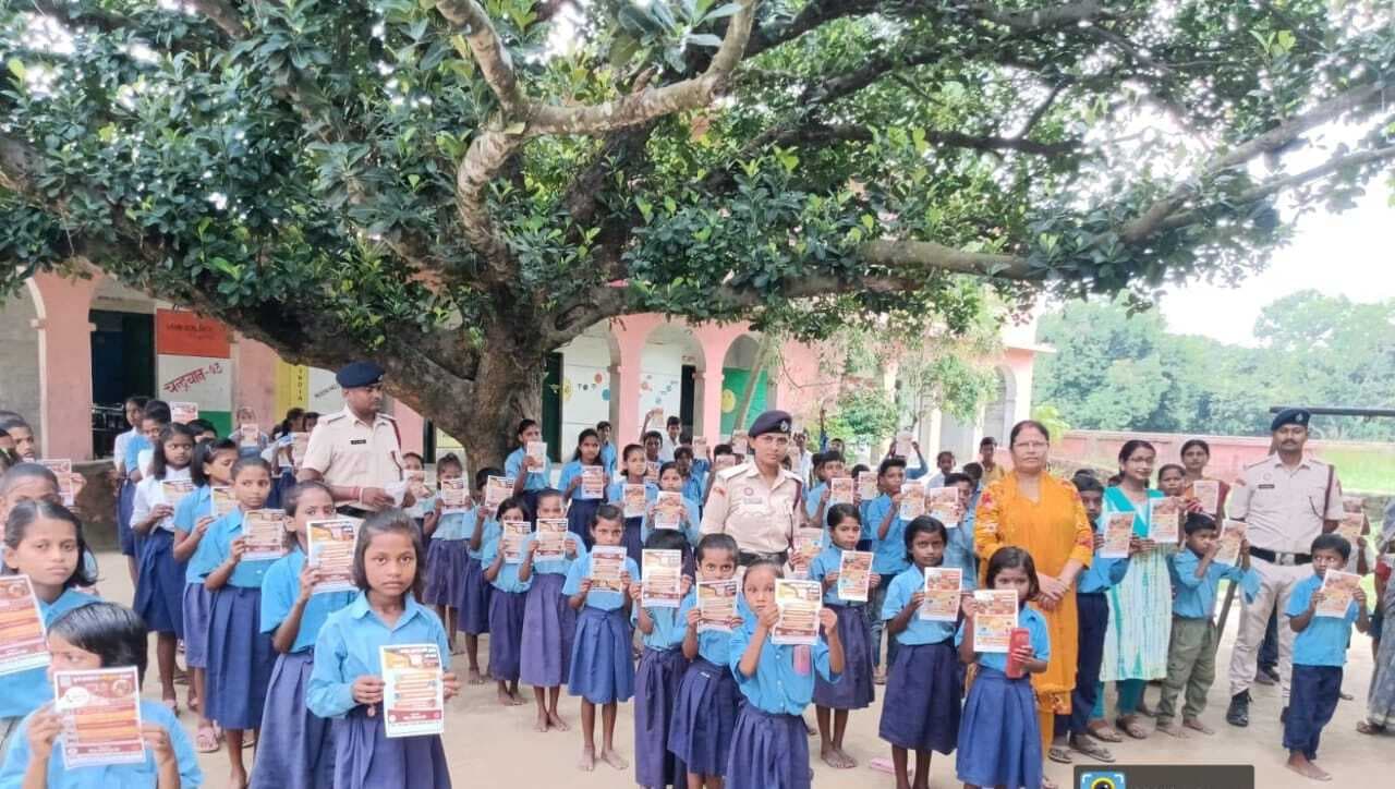 आग से सुरक्षा को लेकर बच्चों व शिक्षकों को किया जागरूक