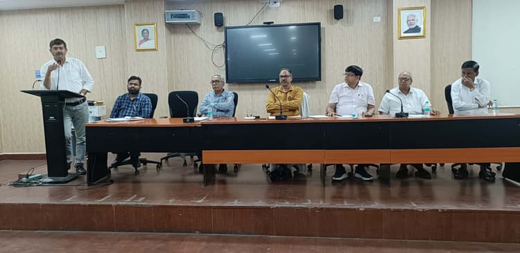यूजी नामांकन में अतिरिक्त शुल्क वसूली को लेकर प्रधानाचार्यों पर बिफरे कुलपति