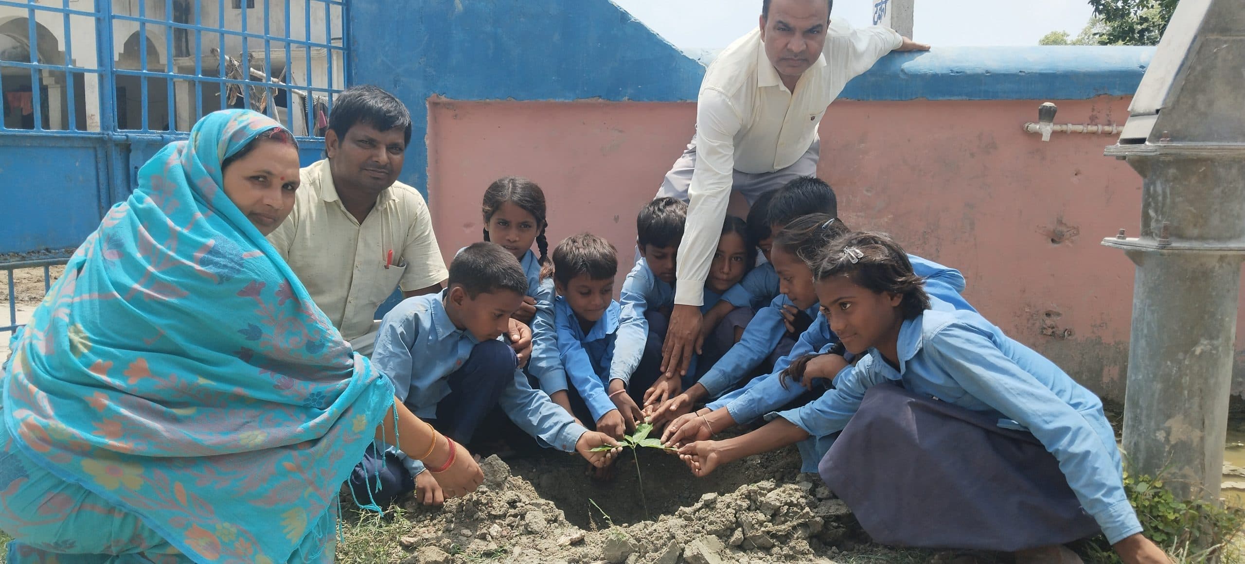 भोरे के भदवहीं स्कूल में बच्चों ने अपनी मां के नाम पर लगाये पौधे, पेड़-पौधों के महत्व से शिक्षकों ने बच्चों को कराया अवगत