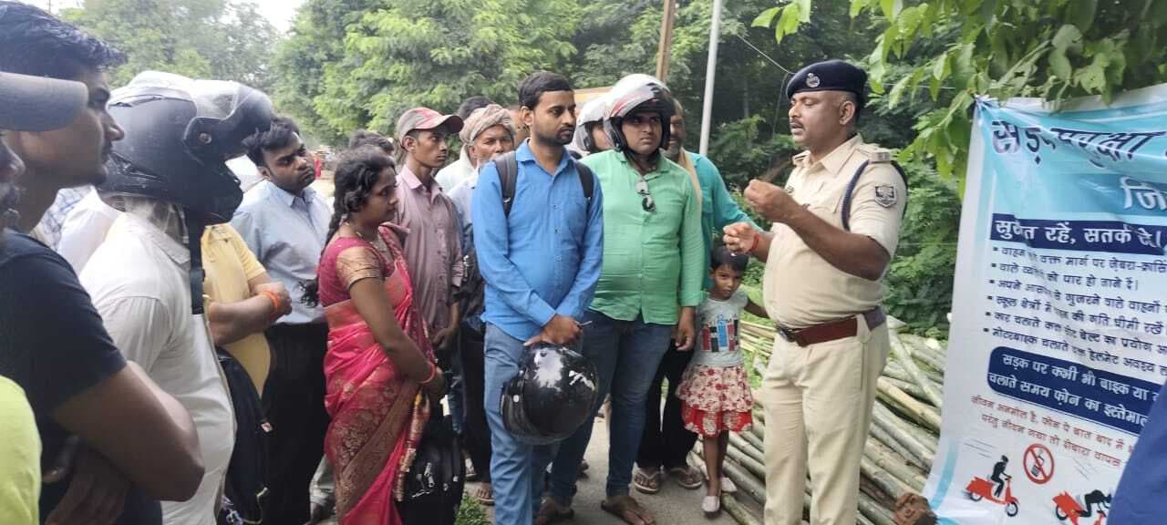 बाइक चालक हेलमेट और कार चालक सीट बेल्ट जरूर लगाएं