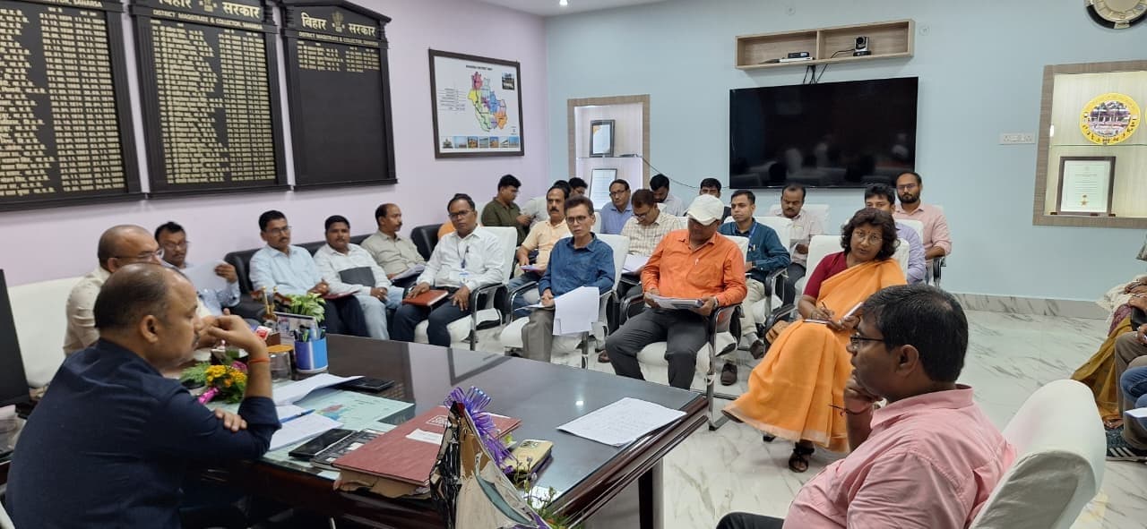 नैनो उर्वरक का किसानों के बीच कराएं अधिकाधिक प्रचारः डीएम