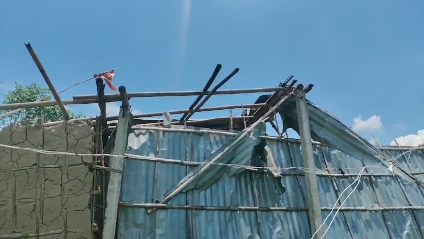 आंधी से एक दर्जन घरों के छप्पर उड़े, खुले आसमान में कई परिवार