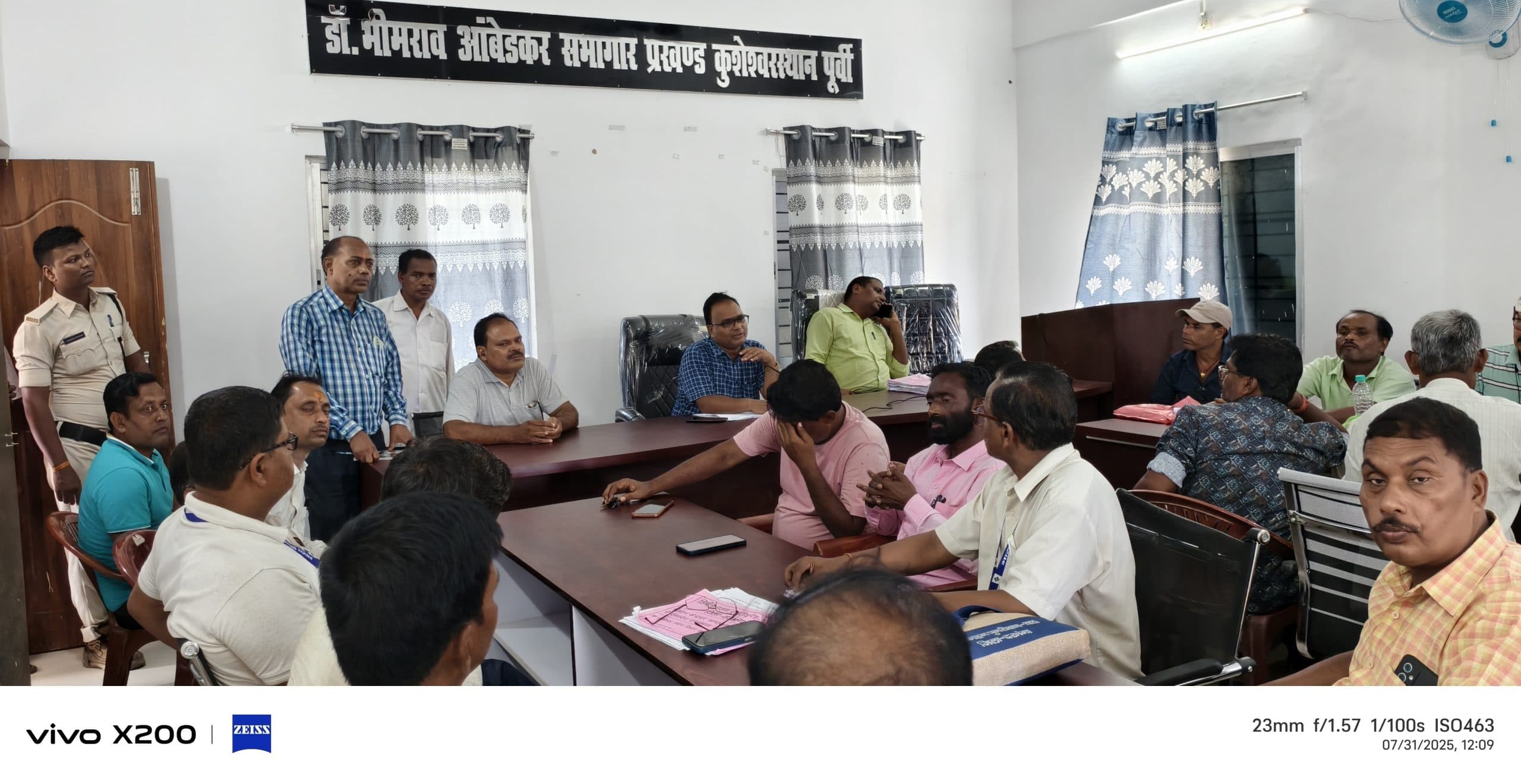 Darbhanga News: मतदाता सूची पुनरीक्षण: शेष लोगों से भी संग्रह करें आवश्यक दस्तावेज