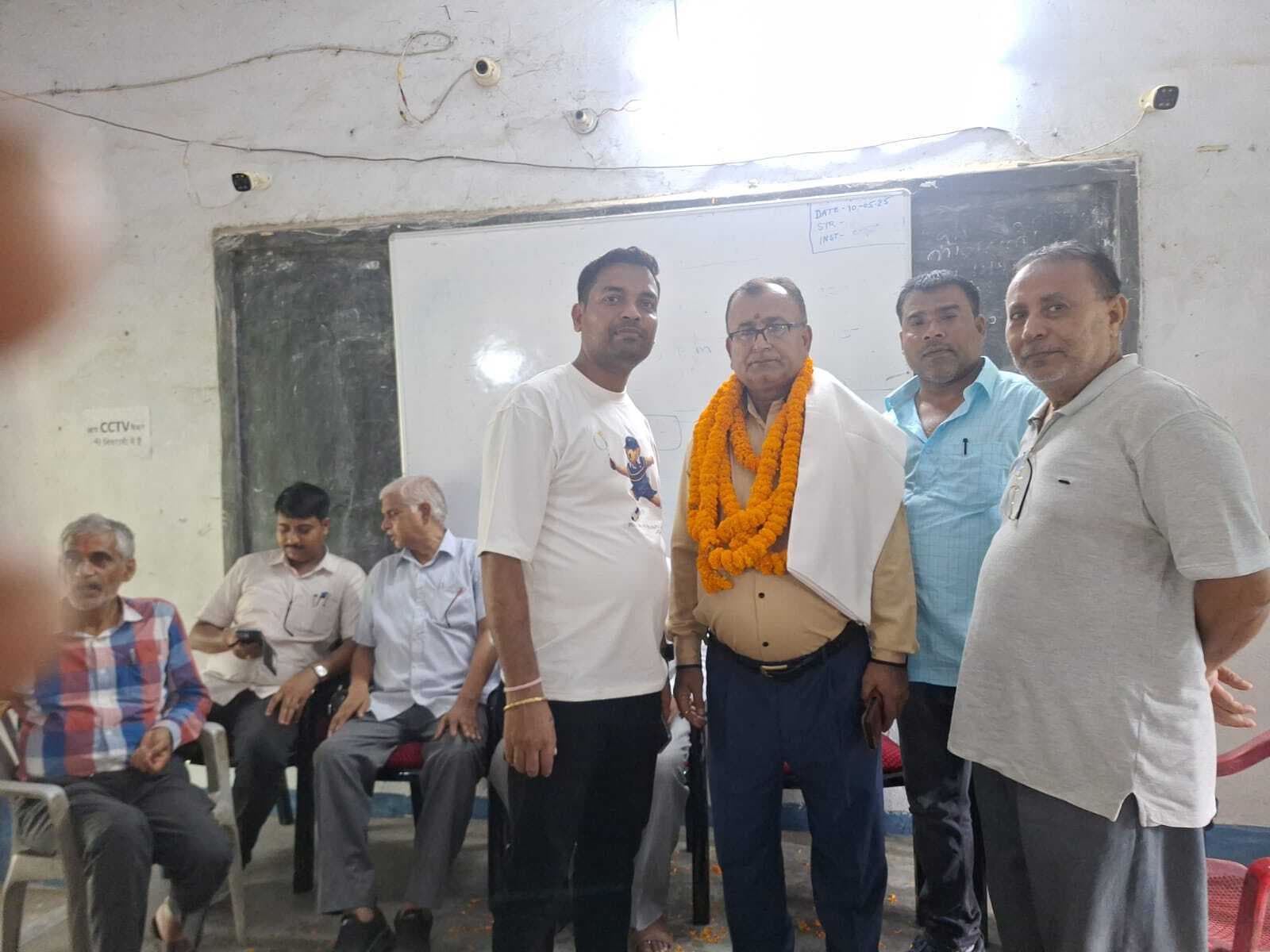 केबी झा कॉलेज में पीटीआई की विदाई पर भावुक हुए शिक्षक