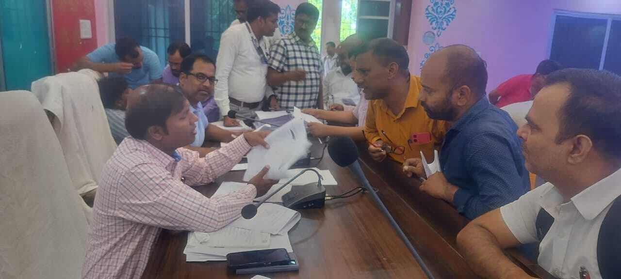 बैकुंठपुर में बीएलओ व पर्यवेक्षकों को दी गयी एक दिन की ट्रेनिंग