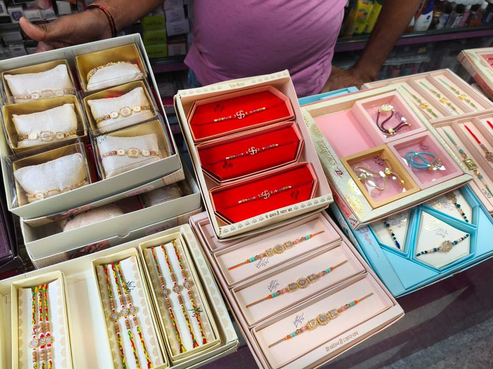 महंगी हुई राखियां, फिर भी बाजारों में रक्षा बंधन को लेकर उत्साह