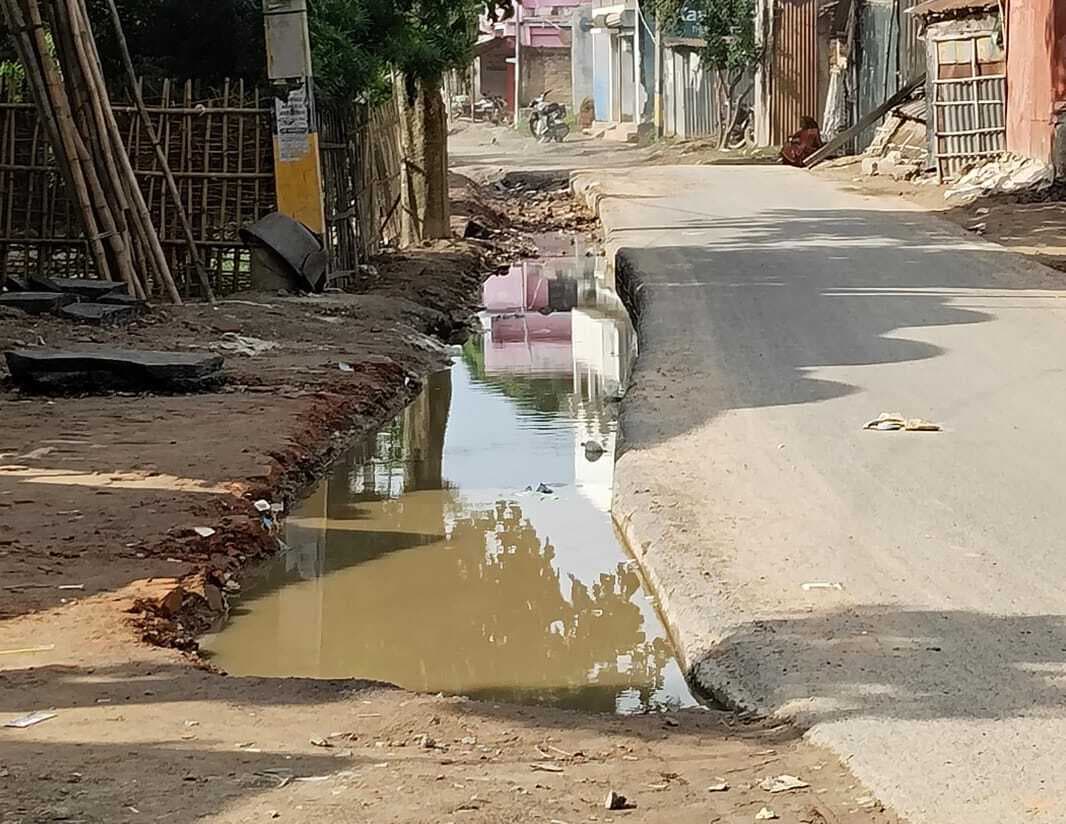 सालमारी पथ के चौड़ीकरण कार्य में बरती जा रही लापरवाही