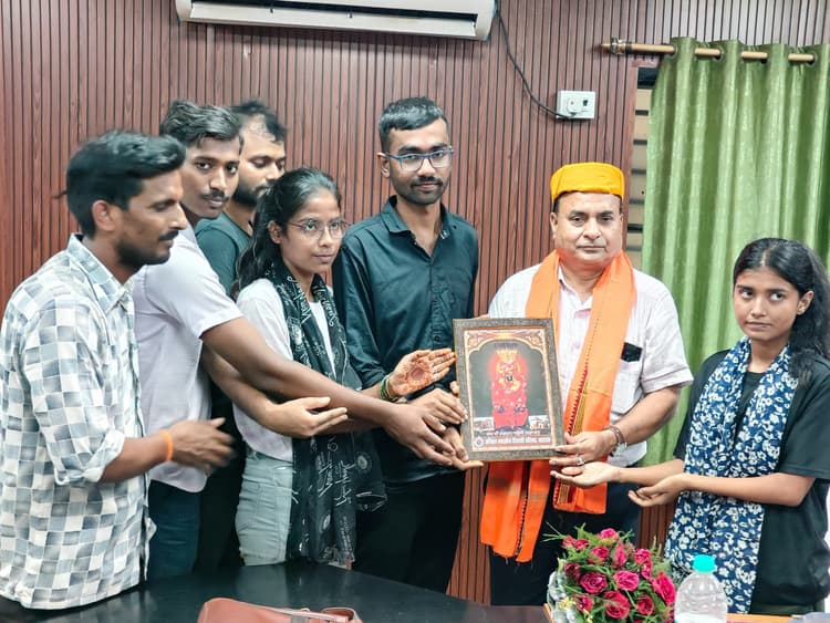 एमएलटी कॉलेज में प्रधानाचर्य को अभाविप कार्यकर्ताओं ने किया सम्मानित