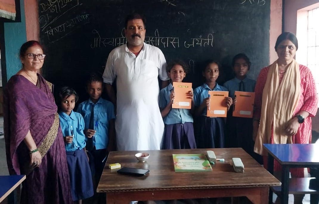 तुलसीदास की जयंती पर क्विज प्रतियोगिता आयोजित, पुरस्कार पाकर गदगद दिखे छात्र