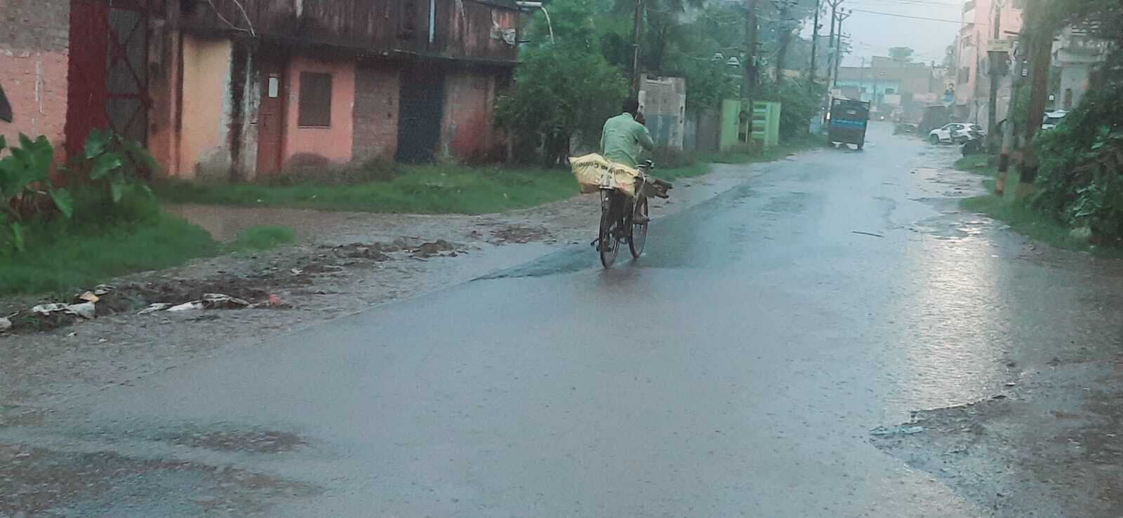 दिन भर गर्मी की पड़ी मार तो शाम में बारिश की बौछार