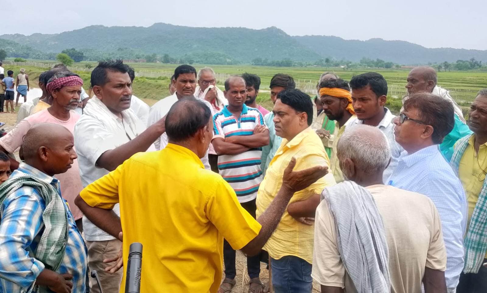 उत्तर कोयल नहर से खेतों तक पानी नहीं पहुंचने से ग्रामीणों में आक्रोश