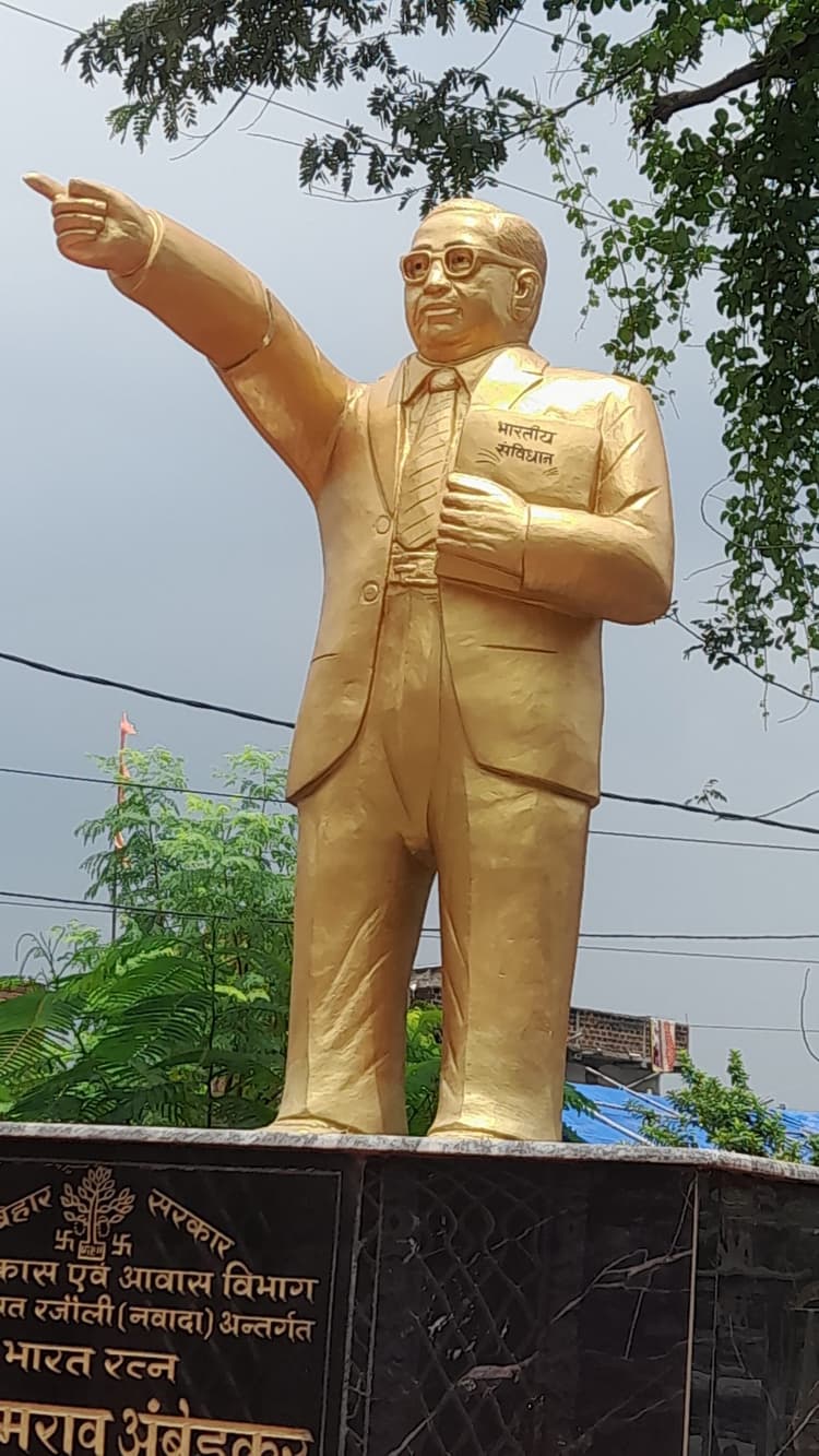 छह माह पहले लगी डॉ अंबेडकर के मूर्ति क्षतिग्रस्त, ग्रामीणों में रोष