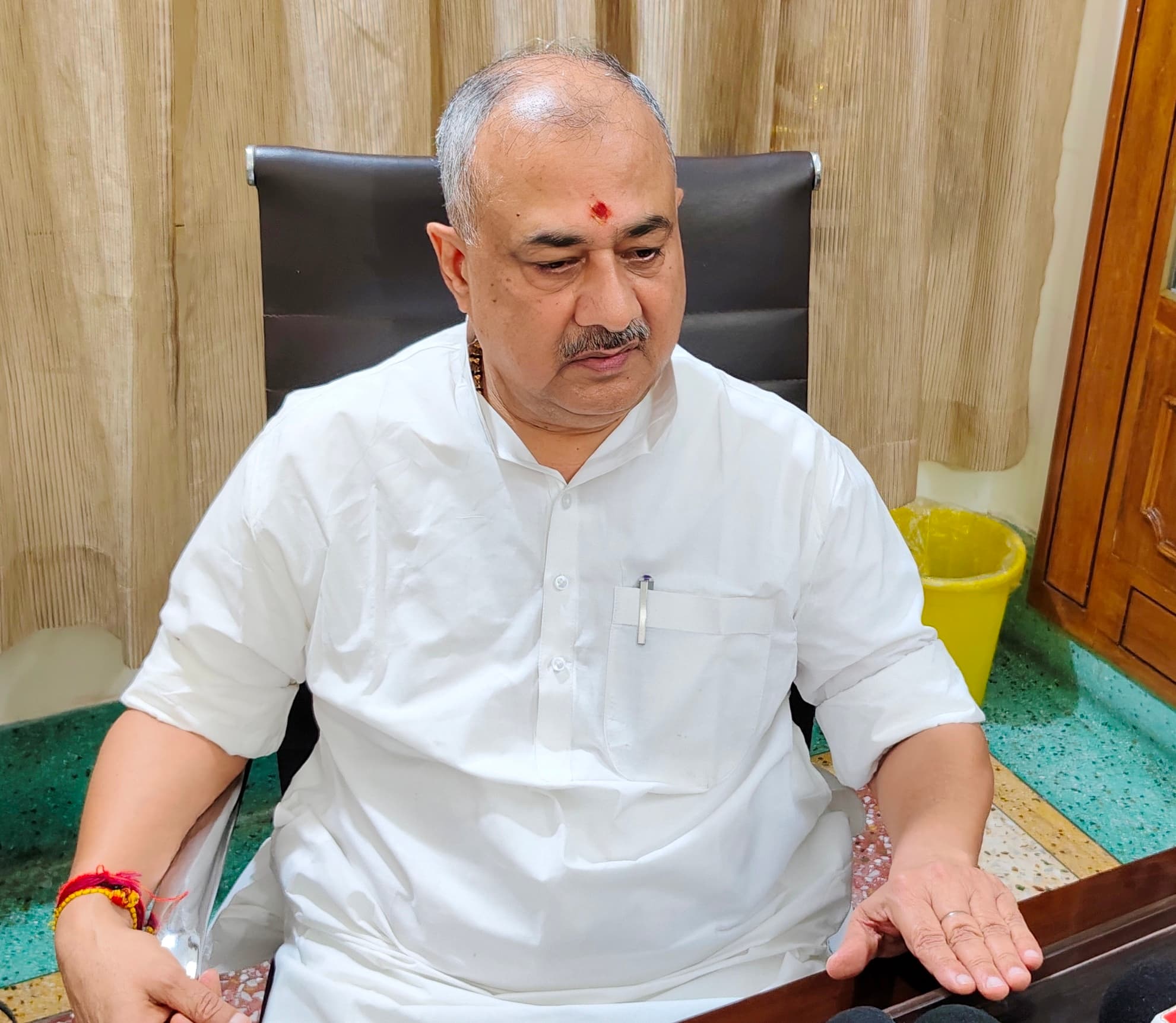 तिलक  लगाने व कलावा बांधने पर रोक लगाने वाले हेडमास्टर पर हो सख्त कार्रवाई : सुशील