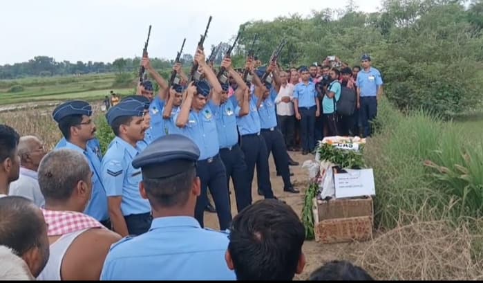 Deoghar news : वायु सेना के कमांड ऑफिसर पंचतत्व में हुए विलीन, जवानों ने दी अंतिम सलामी इसके पहले साथी जवानों ने सती घाट महाशमशान में 33 राउंड फायर कर विदाई दी