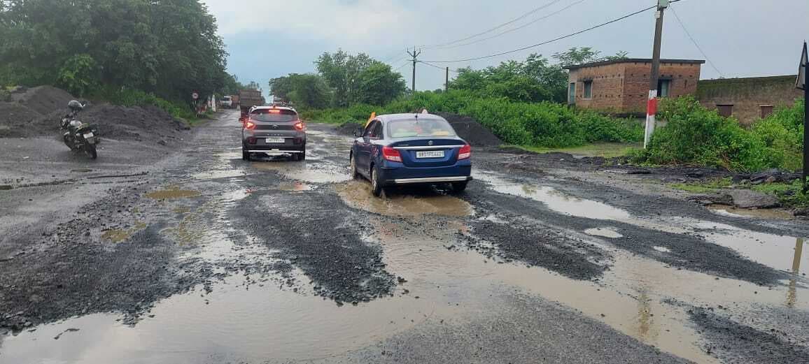 बारिश के बाद एनएच 114 ए गड्ढे में तब्दील, हादसे का भय