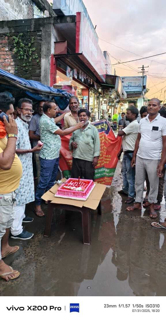 ऑटो चालकों ने केक काटकर ड्राइवर डे को किया सेलिब्रेट