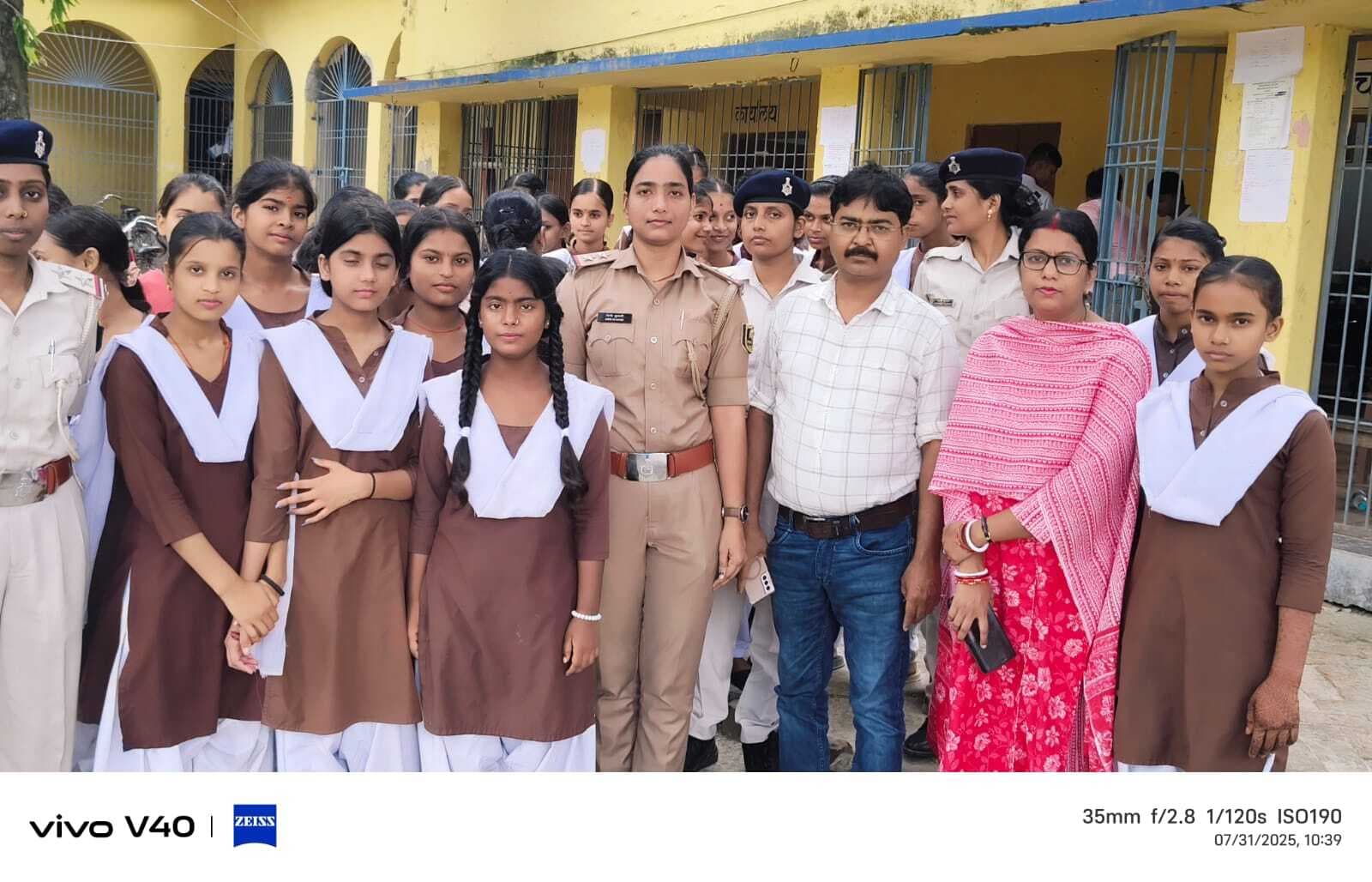 विद्यालय के छात्राओं को महिला सुरक्षा व सशक्तिकरण को लेकर किया जागरूक