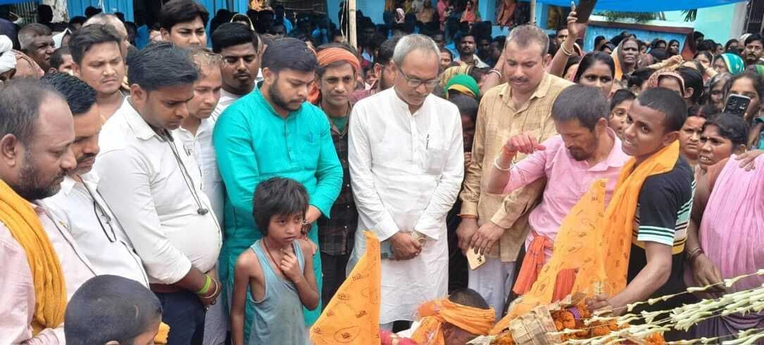 उमेश सिंह निषाद का काढ़ागोला घाट पर हुआ अंतिम संस्कार