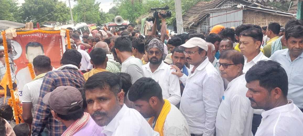 कांग्रेस जिलाध्यक्ष ने उमेश सिंह निषाद को दी श्रद्धांजलि