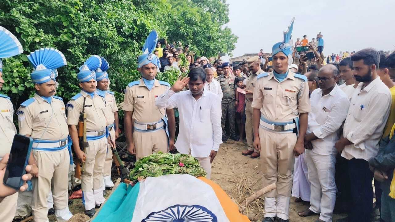 सीआरपीएफ जवान के पार्थिव शरीर पहुंचते ही ठकुरी में पसरा मातम