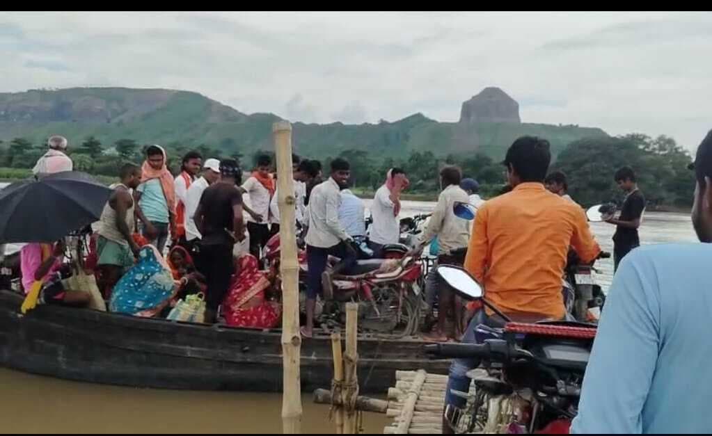 एक घंटे तक नदी की धारा में जिंदगी की जंग लड़ते रहे 100 से अधिक नौका सवार