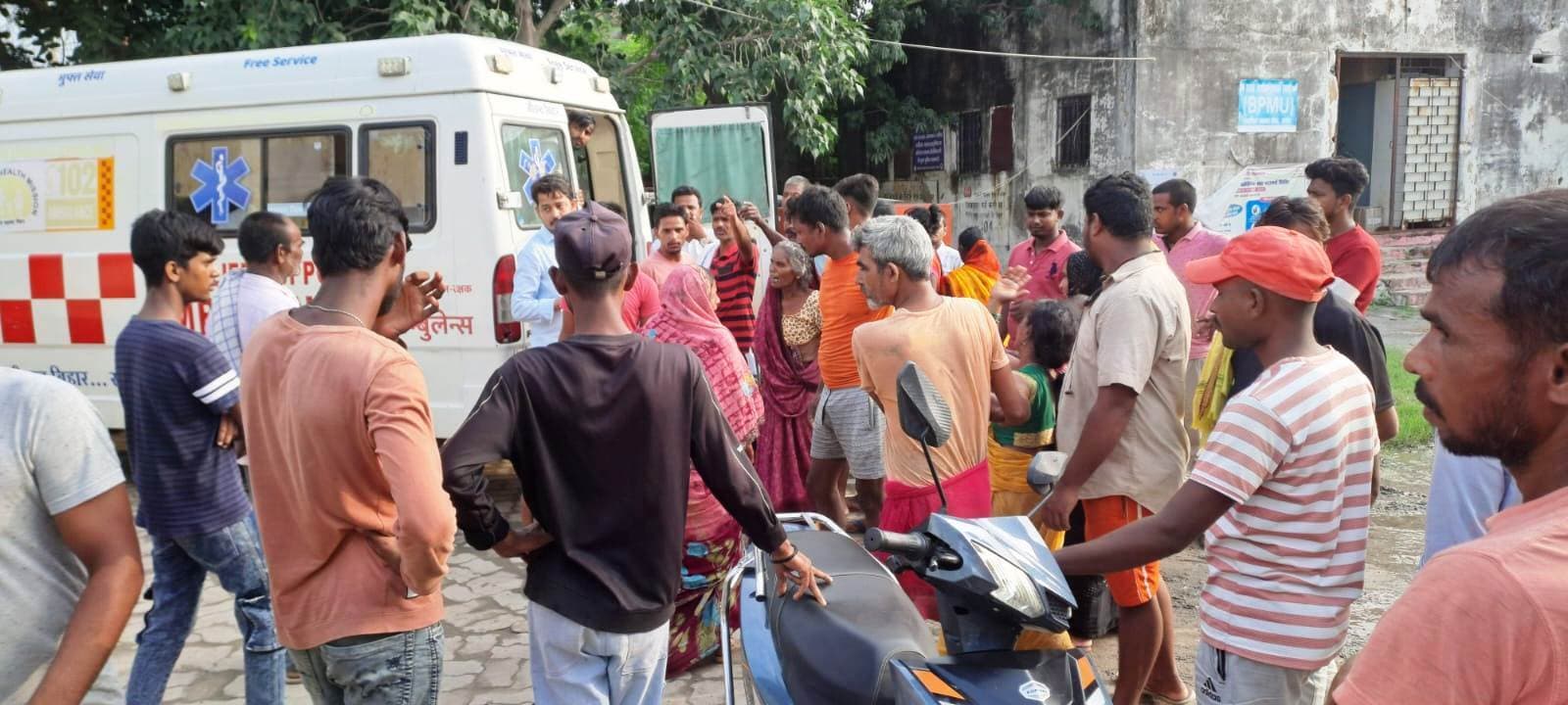 अनियंत्रित ऑटो पलटा, दबने से युवक की मौत