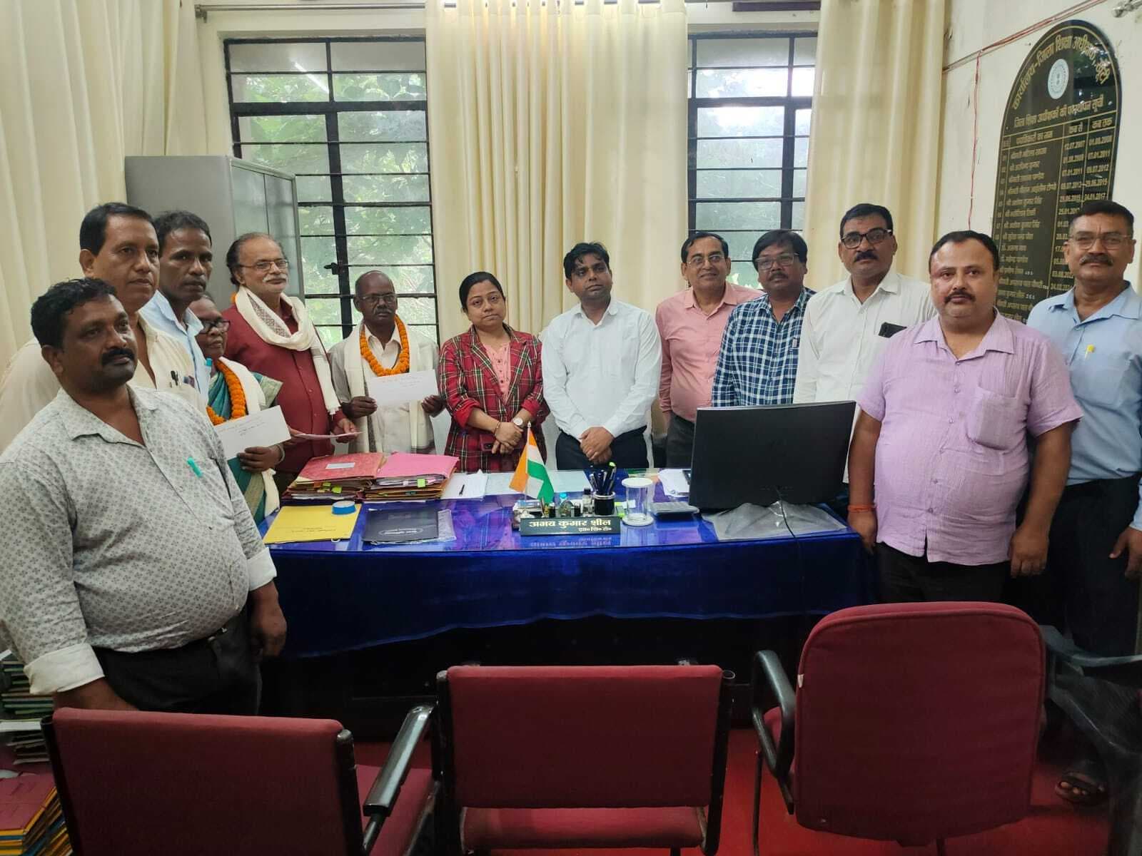 समारोह आयोजित कर दी गयी सेवानिवृत्त शिक्षकों को विदाई