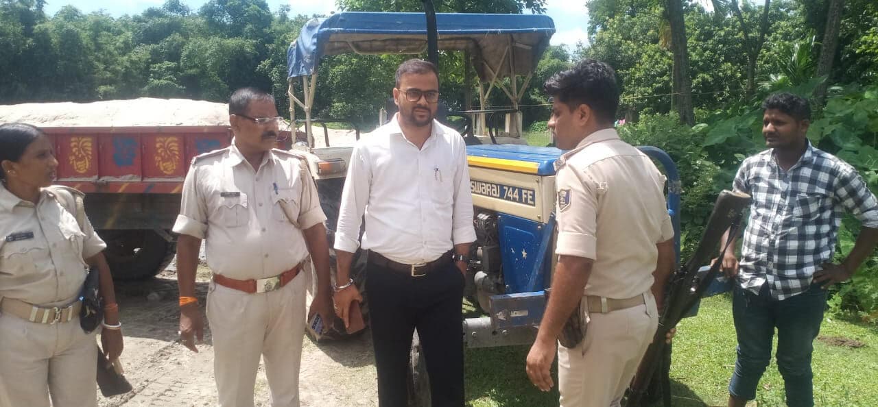 अवैध बालू लदे ट्रैक्टर को सीओ ने किया जब्त