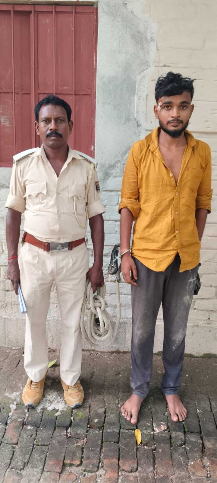 2040 बोतल शराब के साथ तस्कर गिरफ्तार