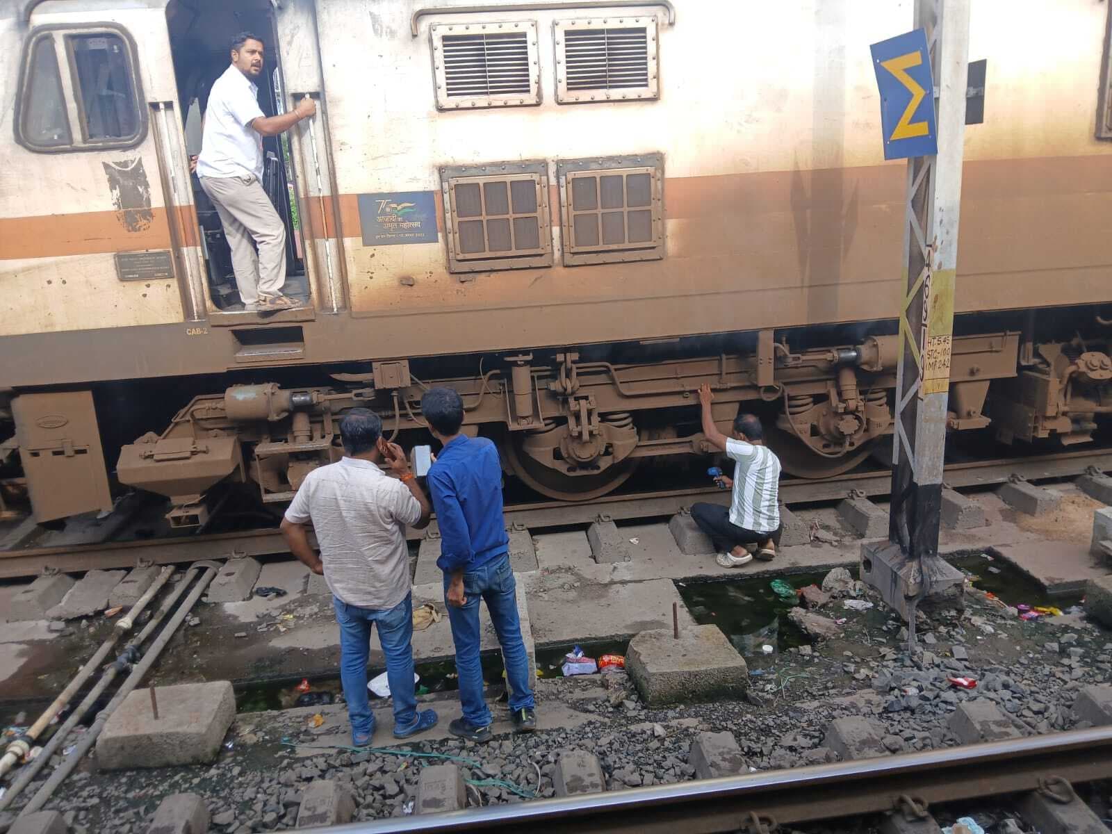 गया स्टेशन पर अजमेर-सियालदह एक्सप्रेस के इंजन में उठा धुआं