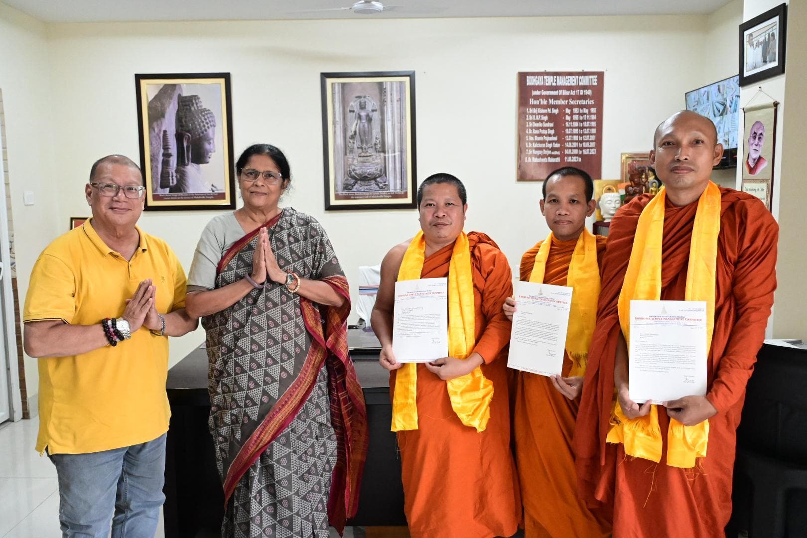 वैशाली में भिक्षुओं को किया सम्मानित