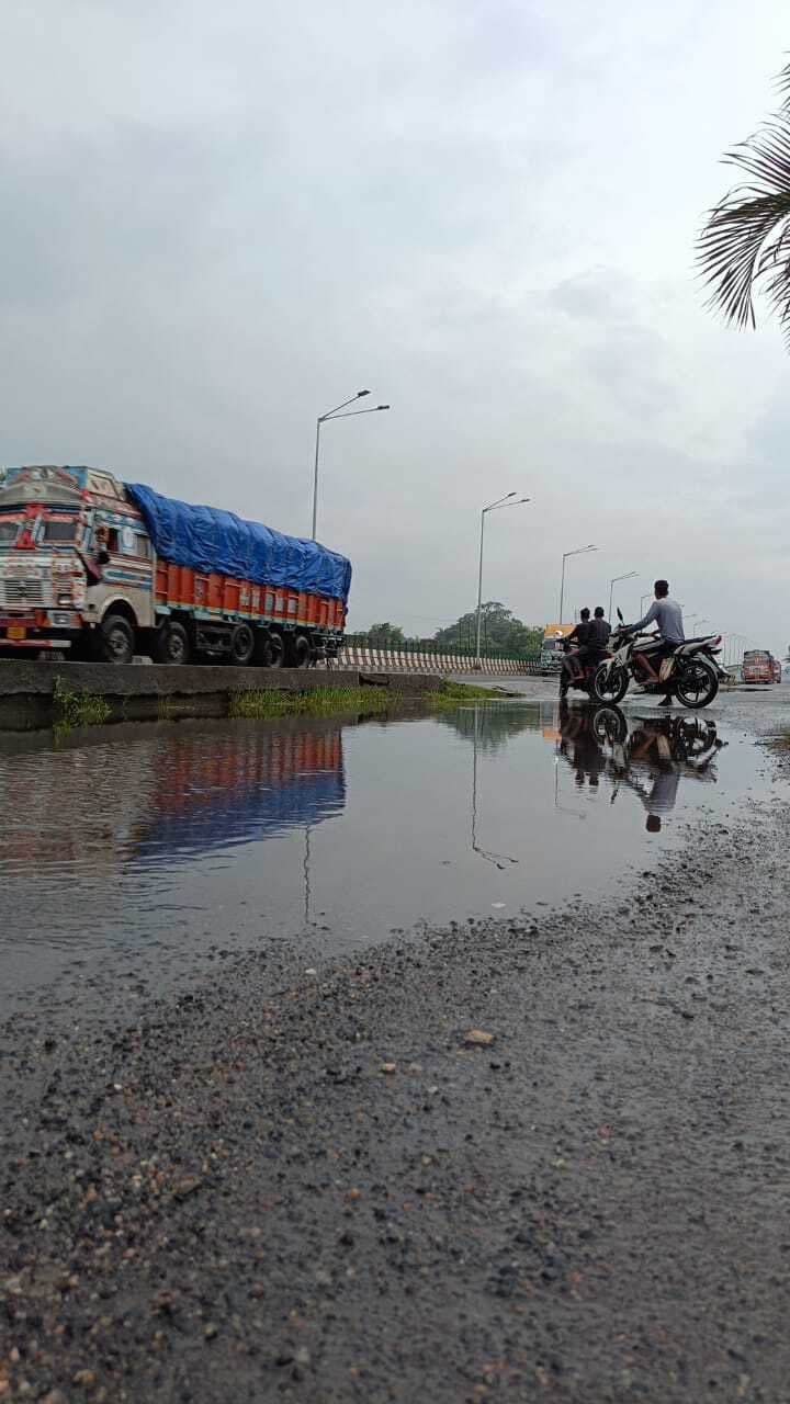 Dhanbad News : नेशनल हाइवे में जलजमाव, निकासी की व्यवस्था नहीं रहने से हादसे की आशंका