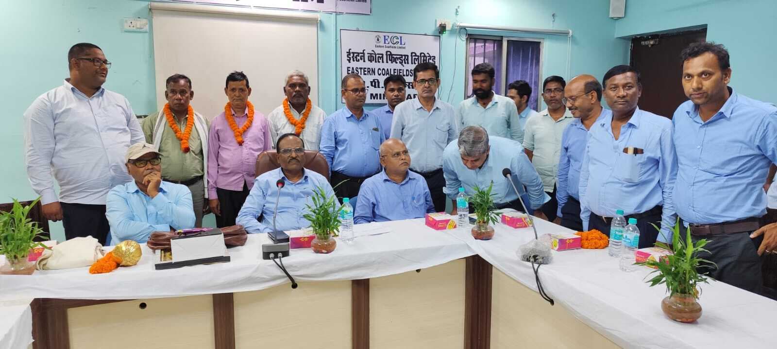 Deoghar news : कोलियरी के प्रबंधक सहित चार कोयलाकर्मी हुए सेवानिवृत्त, समारोह पूर्वक दी गयी विदाई