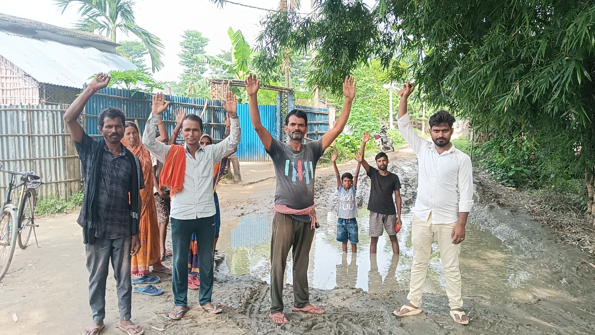 कीचड़मय सड़क से परेशान लोगों ने किया प्रदर्शन