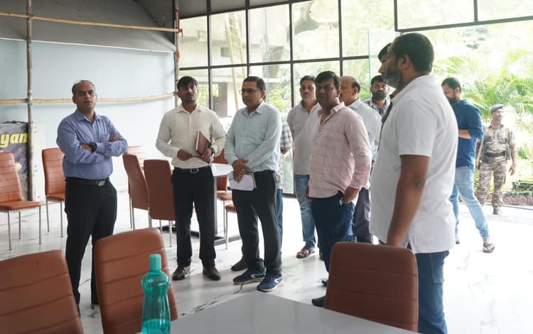 Jamshedpur News : नप कार्यालय के ऊपरी तल्ले में बनी दुकानों का शीघ्र आवंटन करें : कर्ण सत्यार्थी