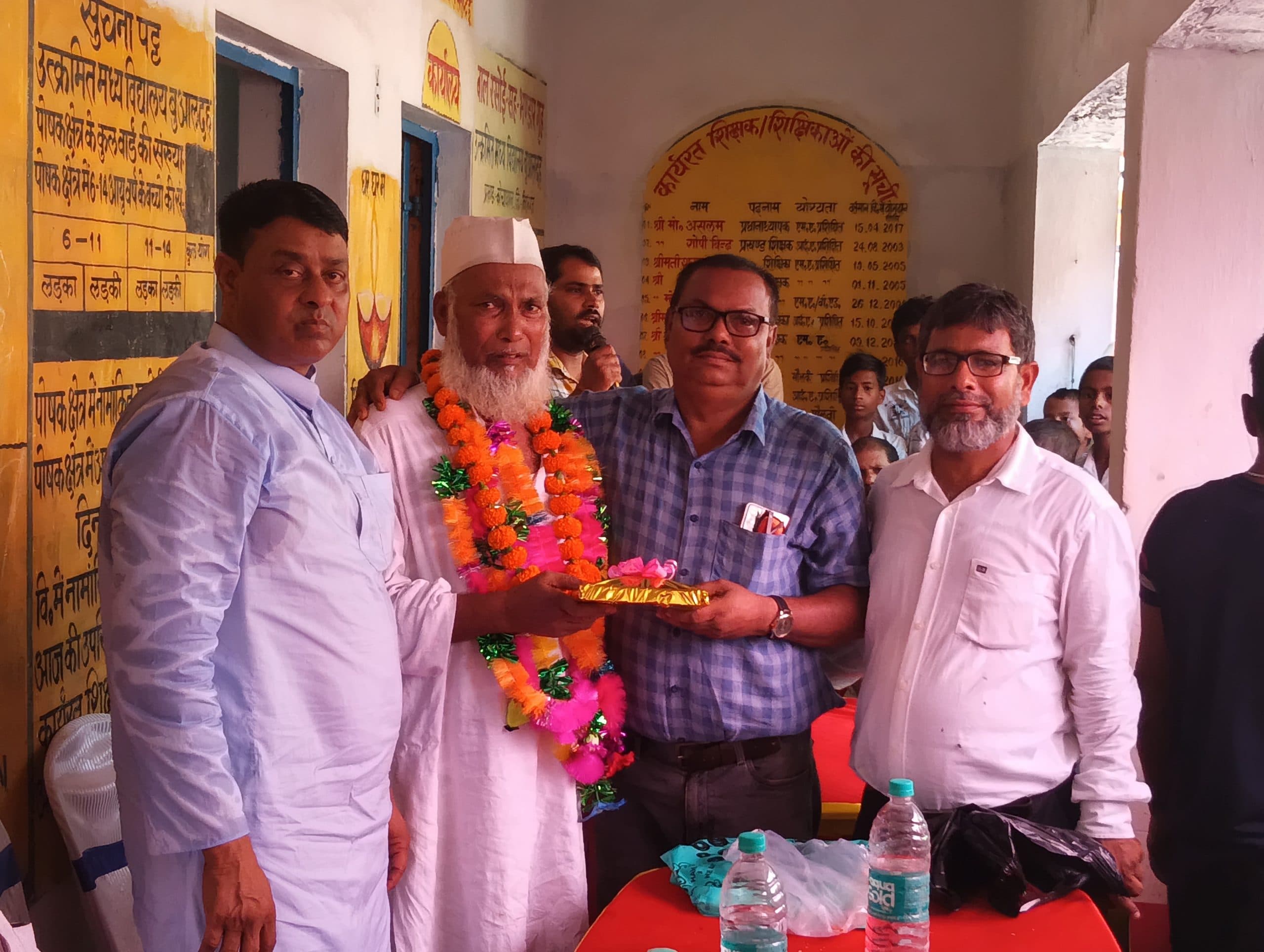 सेवानिवृत्ति पर सोंथा के प्रधानाध्यापक व बुआलदह के शिक्षक को दी गयी विदाई