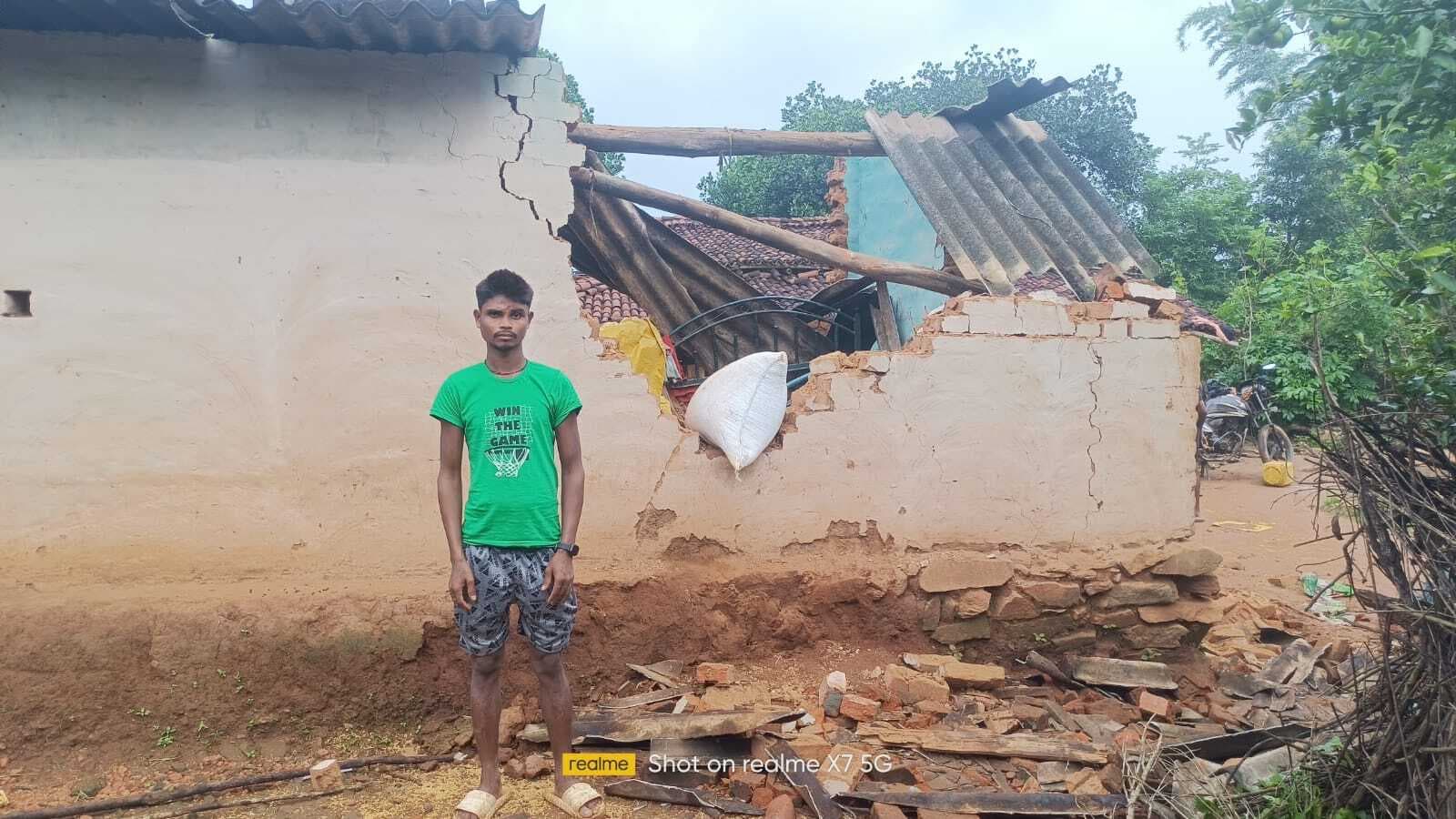 हाथियों के झुंड ने कई घर ढाहे व अनाज खा गये