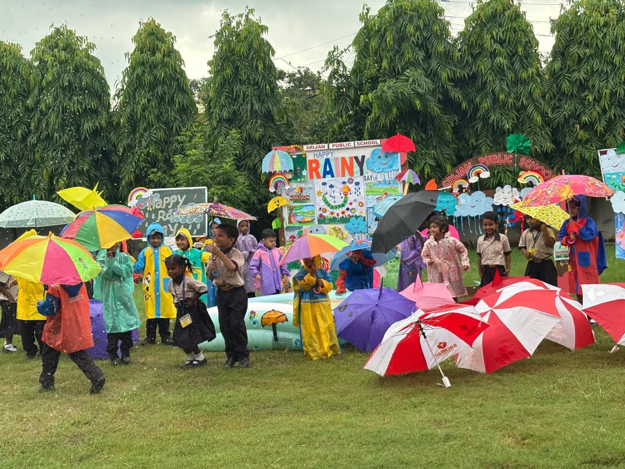 सृजन पब्लिक स्कूल में रेनी-डे कार्य्रक्रम का आयोजन